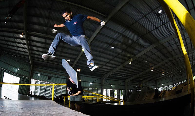 Azreen Azman semasa jejalah di Bangkok bersama rakan-rakan papan selaju yang lain dari Lembah Klang. Foto @burnedandstoked Azam Saad.
