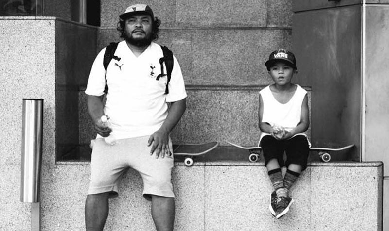 Mariss Khan (kiri) bersama anaknya Mer Nullah Khan. - Foto @burnedandstoked Azam Saad.