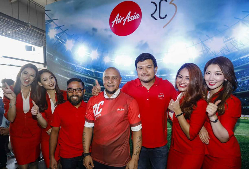Roberto Carlos (tengah) bersama CEO AirAsia Berhad, Riad Asmat dan CEO AirAsia X Malaysia, Benyamin Ismail. - Foto ihsan AirAsia