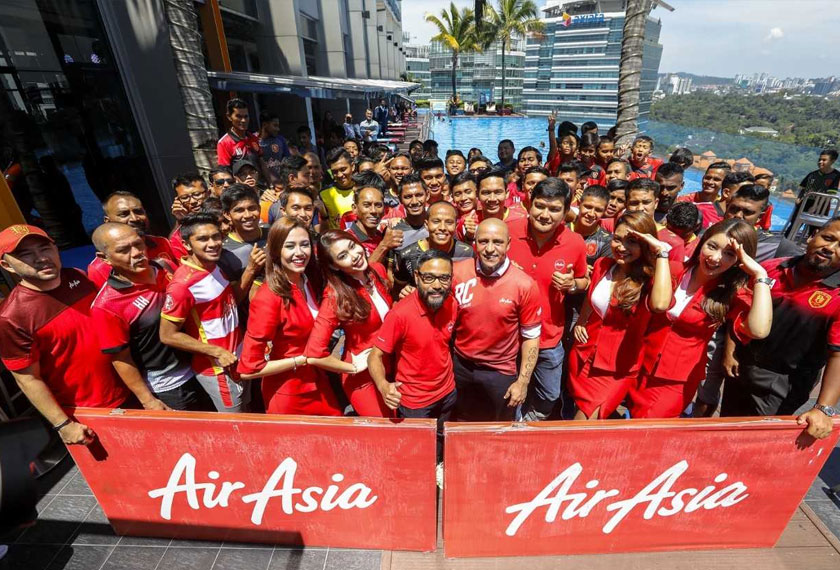 Roberto Carlos bergambar bersama peminat di majlis pengumuman duta global terbaharu AirAsia pada Jumaat. - Foto ihsan AirAsia
