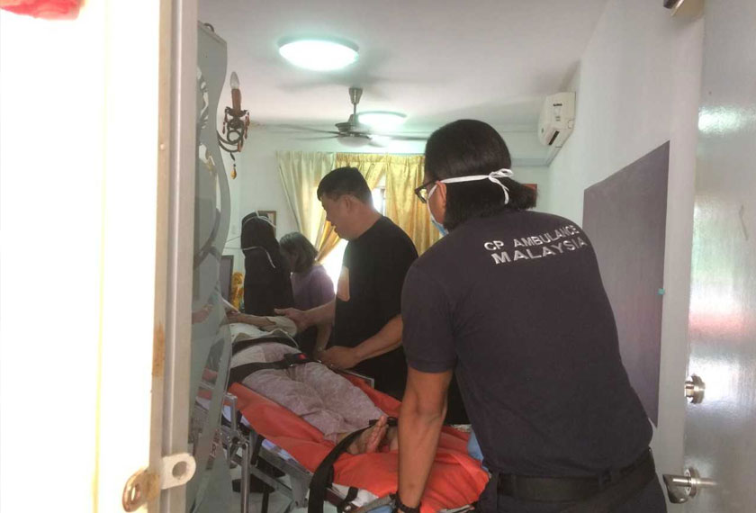 Mr. Kuan bersama krunya membawa seorang wanita Cina yang terlantar sakit akibat tua menaiki ambulans secara percuma.