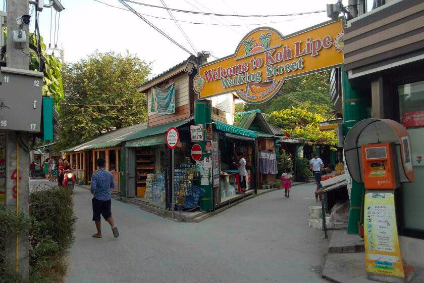 Sebelum pulang ke Malaysia, jangan lupa singgah menikmati makanan unik Thailand, berurut, berhibur dan membeli-belah cenderahati di The Walking Street, Koh Lipe. - Foto Astro AWANI/Azlinariah Abdullah 