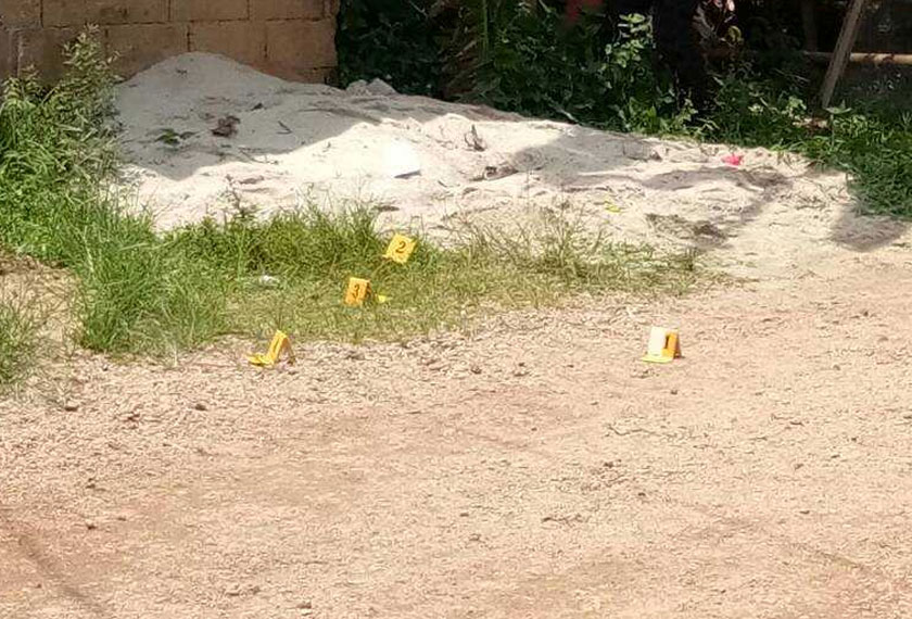 Peluru dari tembakan yang dilepaskan bertalu-talu kelihatan bertaburan di luar rumah. - Astro AWANI