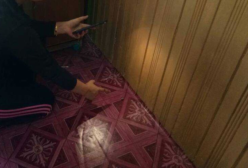 Salah seorang anggota keluarga Syazwani menunjukkan kepada peluru yang sesat di dalam rumah. - Astro AWANI