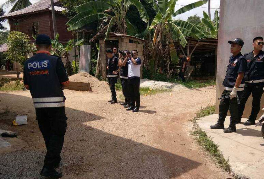 Anggota forensik polis menjalankan kerja-kerja menyiasat kejadian yang berlaku awal pagi ini. - Astro AWANI