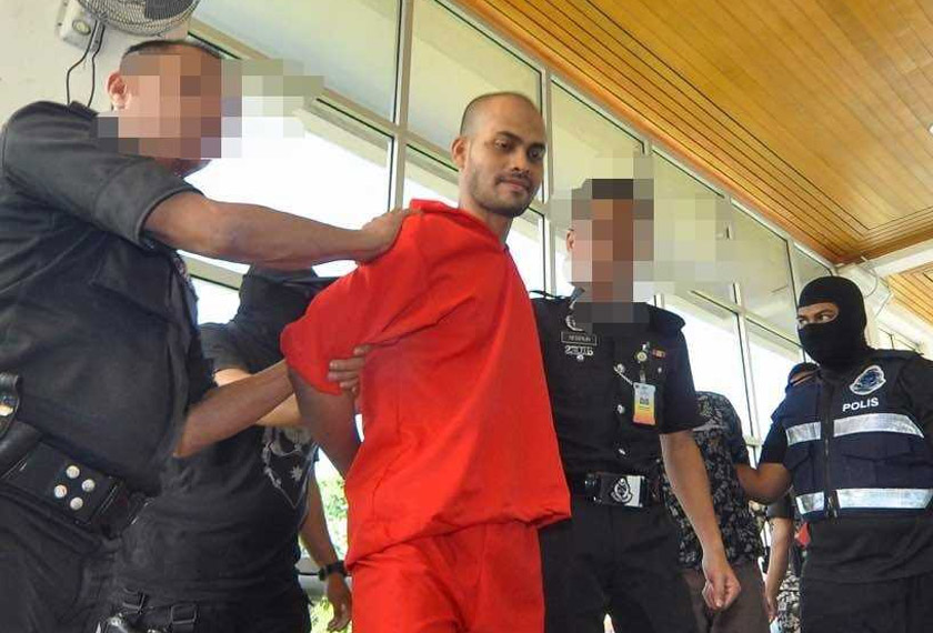 Salah seorang pesalah diiringi anggota polis di Mahkamah Kota Kinabalu, hari ini. Astro AWANI / RUZAINI ZULKEPLI