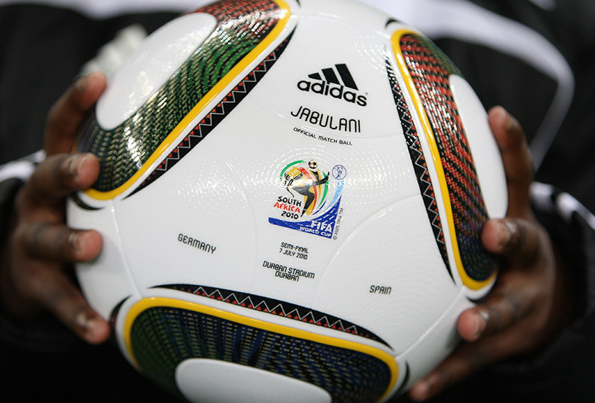Jabulani yang digunakan pada Piala Dunia FIFA Afrika Selatan 2010 mencetus paling banyak kontroversi namun kejohanan berjalan lancar. - Foto REUTERS.