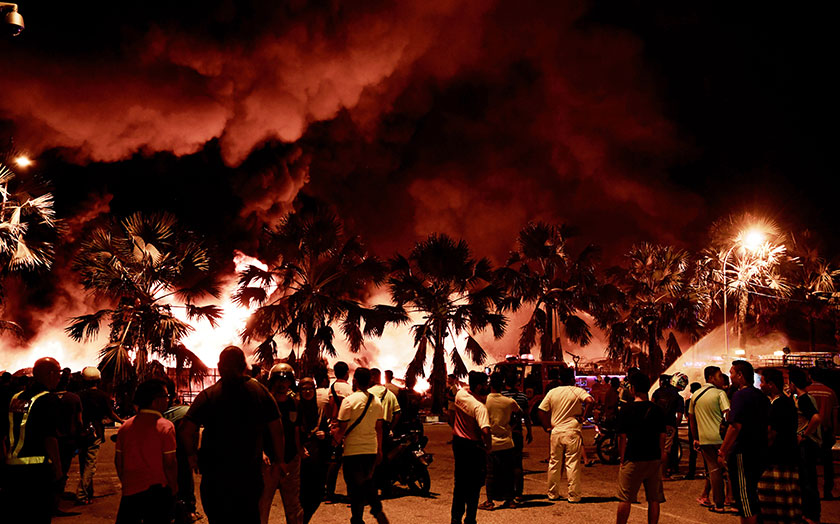 Suasana ketika sebuah kilang kitar semula terbakar di Batu Maung, Pulau Pinang pada Khamis malam. - BERNAMA