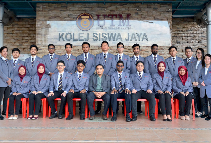 Pelajar-pelajar UTM KL bersama pensyarah yang akan menjalankan aktiviti kemanusiaan di Kemboja. - AWANI Rangers UTM