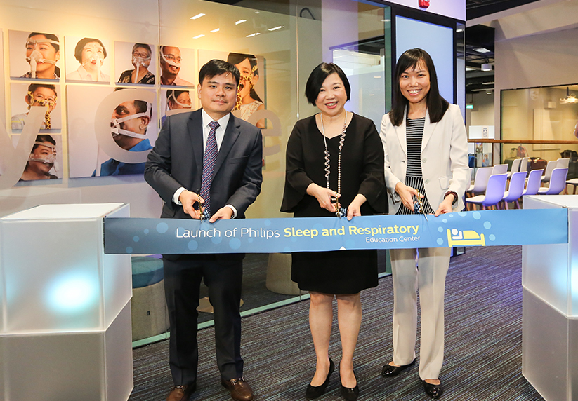 (Dari kiri) Dr Han Hong Juan, M. Ivy Lai dan Dr Mok Ying Juan merasmikan Pusat Pendidikan Pernafasan dan Tidur yang pertama di Asia Tenggara pada 12 Mac 2018 di APAC Philips, Singapura.