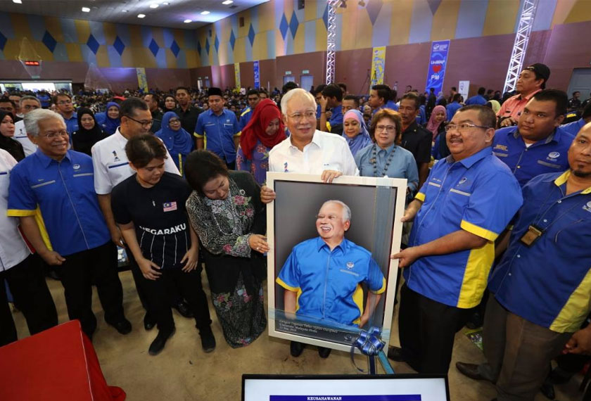 Potret tersebut disampaikan oleh Naib Canselor UniMAP sebagai cenderahati buat Perdana Menteri. - AWANI Rangers UniMAP