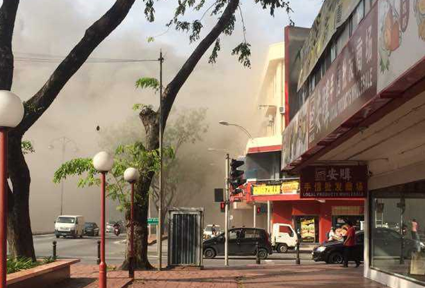 Keadaan asap tebal ekoran kebakaran kedai empat tingkat di Segama pagi ini. - Foto ihsan JBPM Sabah