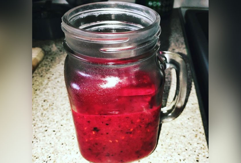 Urinya itu dikisar dengan buah beri dan air kelapa untuk dijadikan 'smoothie' sebelum diberi anak dan suaminya minum. - Foto Jay Woodall / SWNS.com