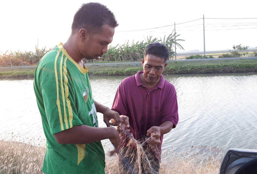 Along mempertaruh tenaga dan masanya untuk melakukan lebih daripada satu pekerjaan. - Astro AWANI/Hilal Azmi 