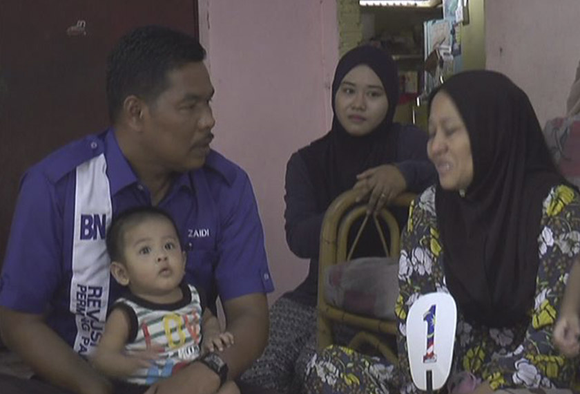 Mohd Zaidi berbual mesra bersama Embun ketika melawat wanita itu di rumahnya siang tadi. - Astro AWANI