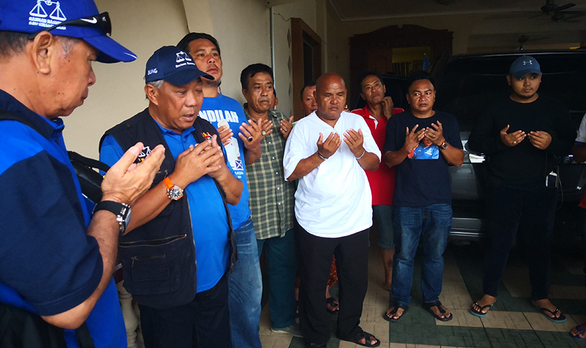 Bung Moktar (dua, kiri) mengaminkan bacaan doa sebelum memulakan majlis bersama rakyat.