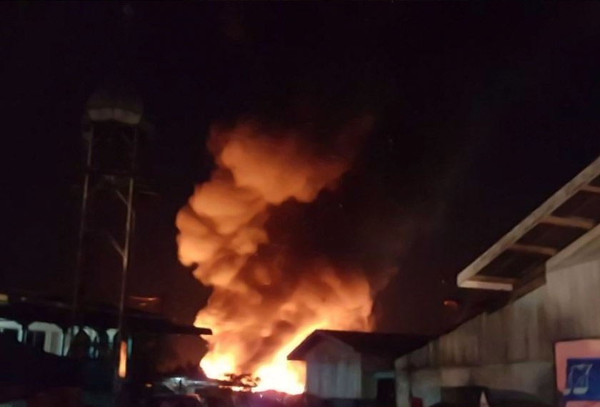 Api marak dengan cepat dan pasukan bomba berjaya mengawal kebakaran kira-kira 2.40 pagi.