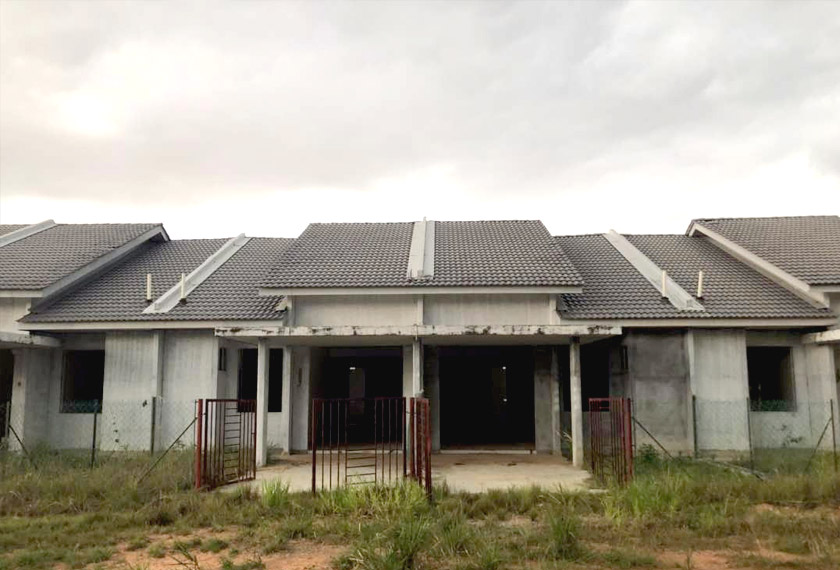 Kebanyakan rumah-rumah yang dilihat seakan ‘terbengkalai’ ini sebenarnya dalam proses penukaran kontraktor pembinaan atau sedang dalam proses membuka tender bagi mencari kontraktor baru. - Foto Astro AWANI/Nuradilla Noorazam