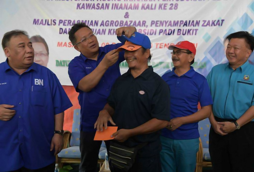 Abdul Rahman bersama salah seorang penerima Majlis Perasmian Agrobazaar.