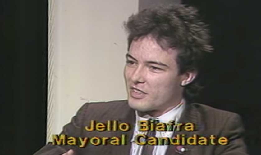 Jello Biafra dalam salah satu temubual televisyen mengenai kempen pemilihan Datuk Bandar San Francisco. - Foto tawan skrin Youtube/Target Video77