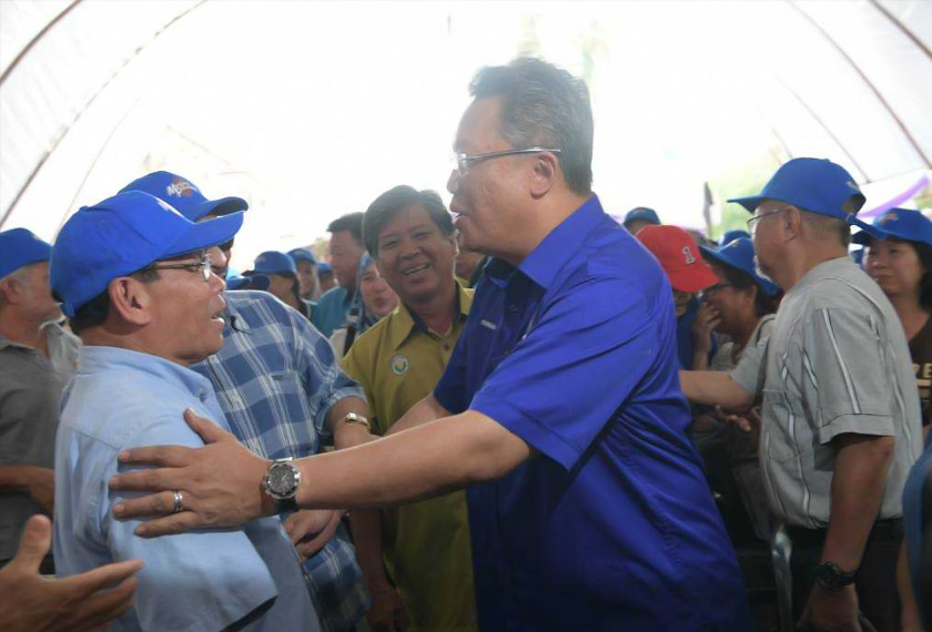 Abdul Rahman beramah mesra dengan para petani dan pengunjung yang hadir.