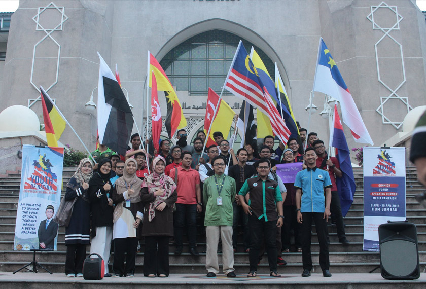 Semua peserta konvoi bermotor mengibarkan bendera setiap negeri sebagai acara penutup. -Foto Facebook SRC Gombak-Pagoh