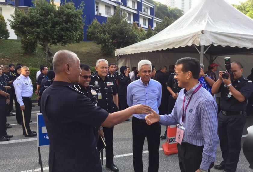 Calon BN, Datuk Seri Raja Nong Chik Raja Zainal Abidin meninjau proses pengundian awal di Bukit Aman pagi ini. - Foto Astro AWANI.