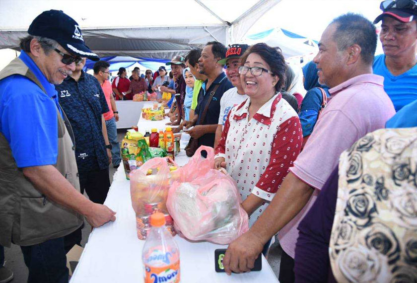 ANIFAH dalam Program Jualan Sentuhan Rakyat , di Tapak Tamu Membakut, hari ini.