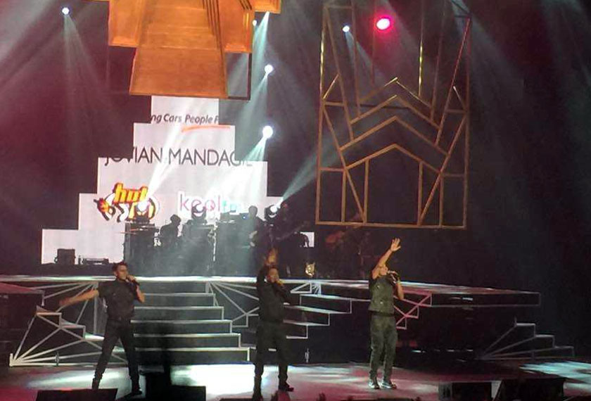 Kesemua lagu yang disampaikan adalah lagu malar segar, antaranya Awas, Mengerti dan Apa Saja.