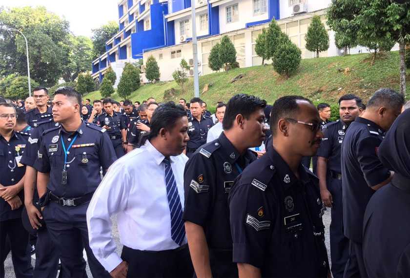 Kelihatan pegawai dan anggota polis mula berbaris untuk membuang undi di Bukit Aman pagi ini. - Foto Astro AWANI.