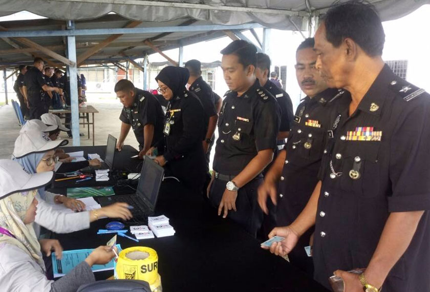Pegawai dan anggota polis Terengganu menunaikan tanggungjawab membuang undi awal.
