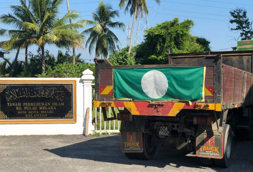 Lori tiga tan menghalang laluan masuk. - Foto Astro AWANI/Marlina Manaf