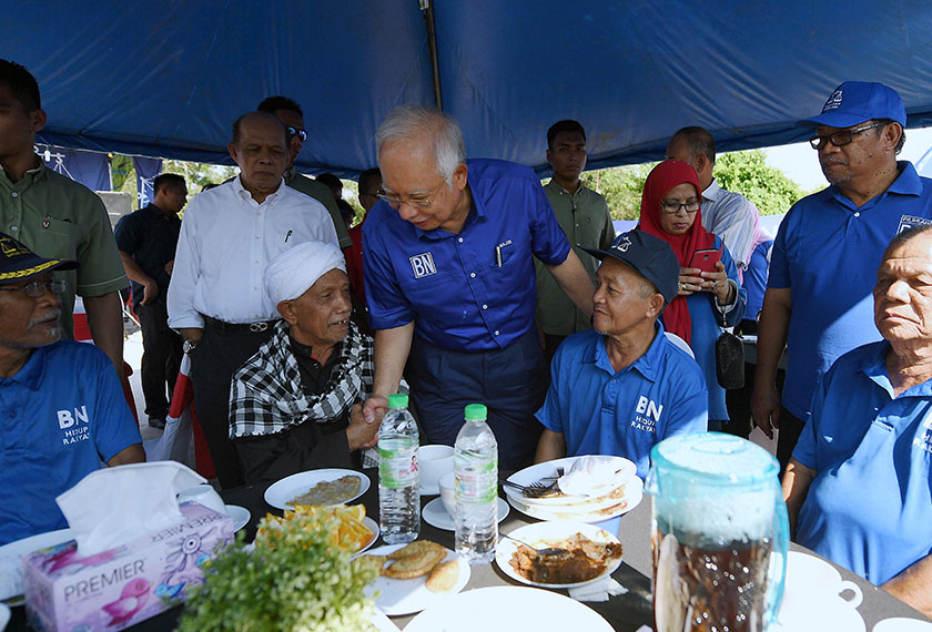 Najib (tengah) beramah mesra dengan penduduk pada Majlis Bertemu dan Bersarapan bersama Pengundi di perkarangan Pusat Daerah Mengundi Paloh Hinai hari ini.