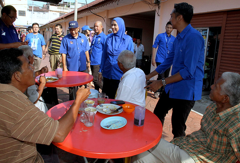 Mastura mendekati rakyat setempat menerusi slogan beliau ' Demi Kuale, Demi Cinta Sebuah Perjuangan'. - Bernama