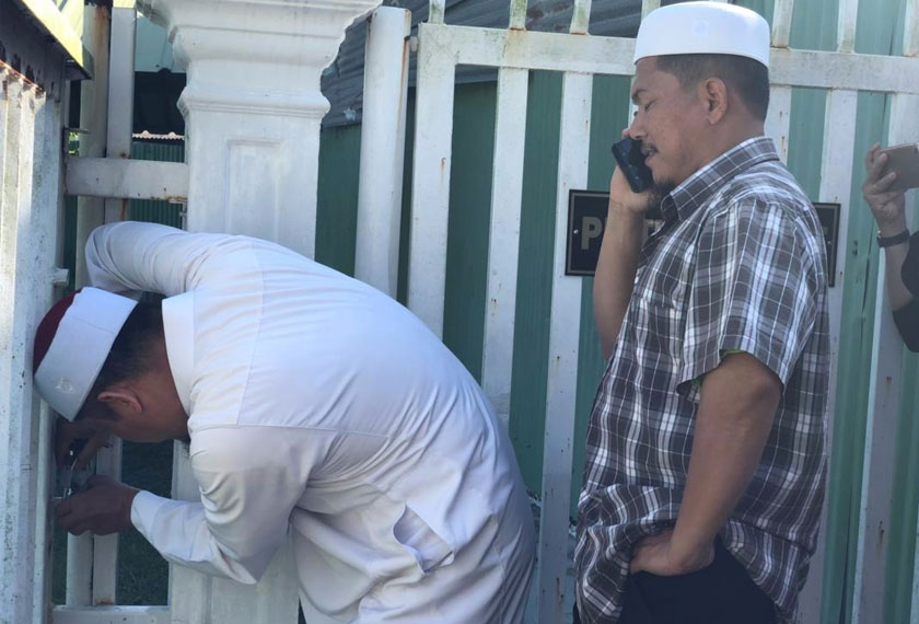 Pintu pagar kawasan perkuburan dikunci. - Foto Astro AWANI/Marlina Manaf