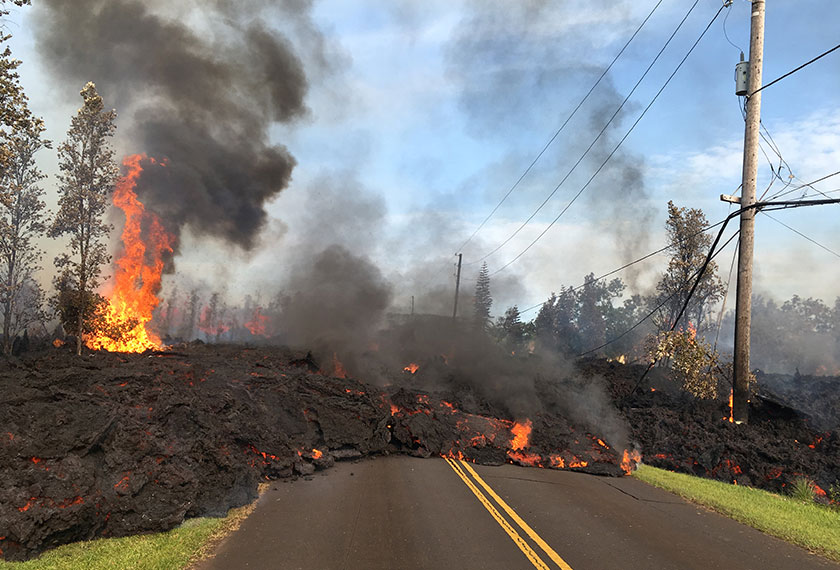 Lahar yang mengalir dari Gunung Kilauea melimpah ke kawasan kediaman penduduk. - Reuters