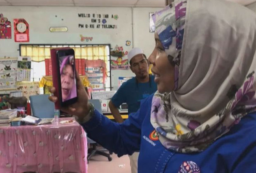 Norsabrina membuat panggilan video bersama pengundi di kawasan DUN Bandar Baharu.