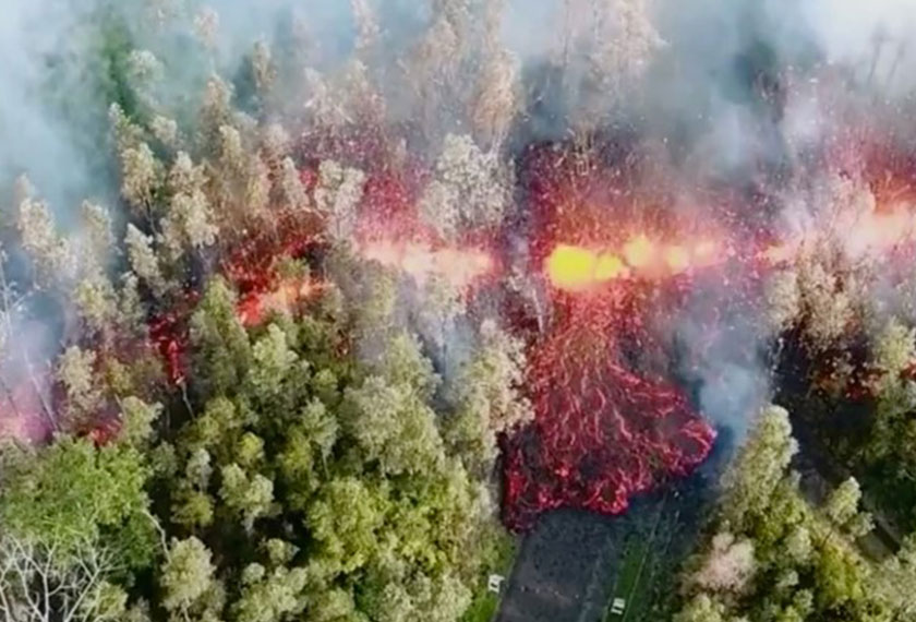 Lava yang melimpah memusnahkan segala objek yang berada dalam alirannya. - Reuters