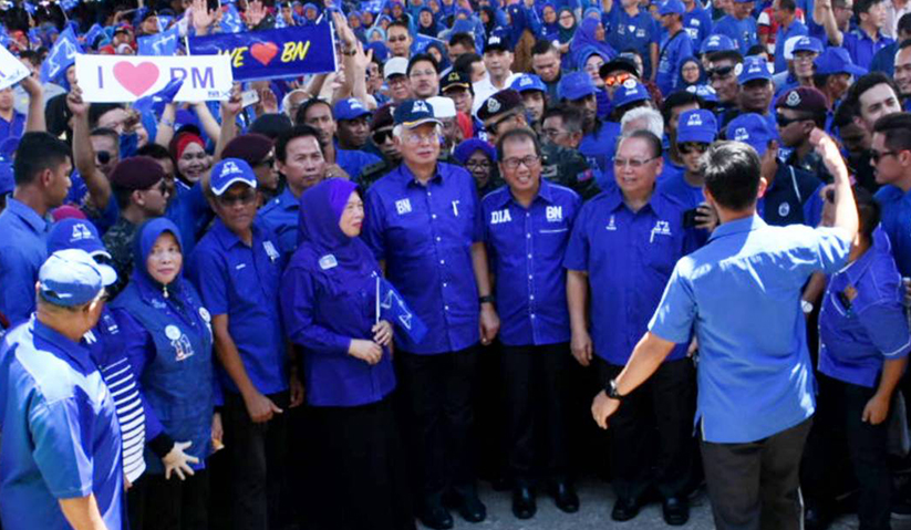 Barisan pemimpin BN Sabah bersama penyokong di Majlis Bersama Rakyat Parlimen Beaufort di Dataran Bagandang pada Isnin. - Astro AWANI