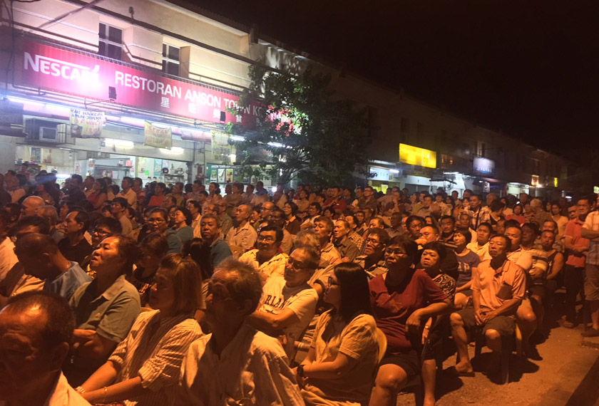 Antara hadirin yang mendengar ceramah Lim Kit Siang di Teluk Intan malam tadi. Astro AWANI
