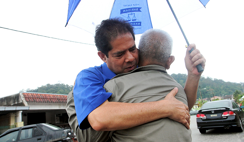 Dr Johan dipeluk seorang penduduk yang terharu dengan kunjungan beliau pada Program Titik Sentuhan Rakyat Ziarah Kasih Jabatan Kemajuan Masyarakat di Taman Bukit Sekilau, Kuantan, 7 Mei, 2018. --fotoBERNAMA