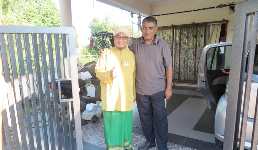 Nasrudin bertemu seorang pengundi di sebuah taman perumahan di Indera Mahkota 3. Foto Facebook Nasrudin Hassan At Tantawi