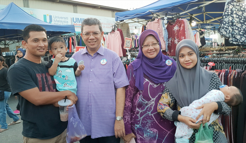 Saifuddin dan isteri, Datin Norlin Shamsul Bahri, bertemu pengundi semasa mengadakan Walkabout di Pasar Malam sekitar UTC Kuantan. - Foto Facebook Saifuddin Abdullah