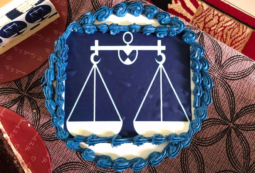 Kek lapis Barisan Nasional yang ditempah oleh wakil rakyat untuk dihidangkan kepada tetamu.