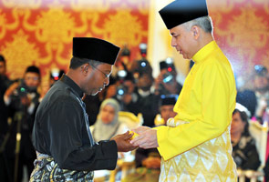 Keputusan Pilihan Raya Umum ke-13 (PRU13) yang memihak 31 kerusi Dewan Undangan Negeri (DUN) kepada BN dilihat sebagai titik tolak kepada kepercayaan rakyat terhadap pentadbiran Datuk Seri Dr Zambry Abdul Kadir serta pasukannya yang dikenali sebagai Team Dr Zambry.