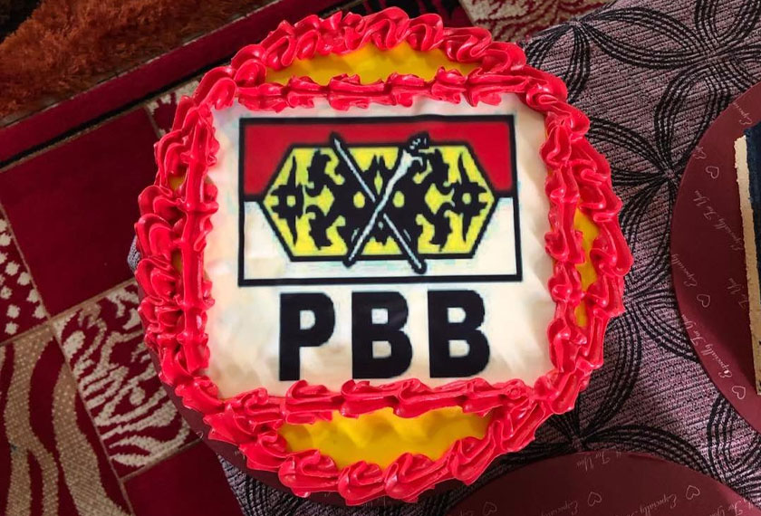 Kek lapis parti politik yang ditempah oleh calon untuk dihidangkan kepada tetamu.