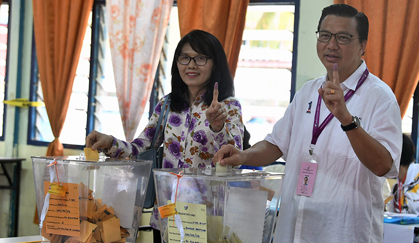 Liow dan isteri Lee Sun Loo mengundi pada Pilihan Raya Umum ke-14 di Pusat Mengundi, Sekolah Kebangsaan Sulaiman hari ini. --fotoBERNAMA
