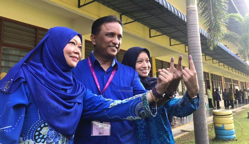 Reezal Merican, isteri dan anak, selesai membuang undi di pusat mengundi SJKC Pei Yu, Kepala Batas, Pulau Pinang. Astro AWANI