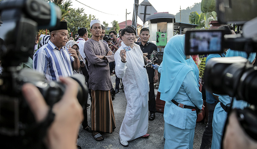 Azwan Ali ketika beratur untuk membuang undi hari ini. Astro AWANI