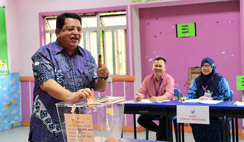 Tengku Adnan mengundi di Sekolah Kebangsaan Putrajaya Presint 9 (1) hari ini. --fotoBERNAMA